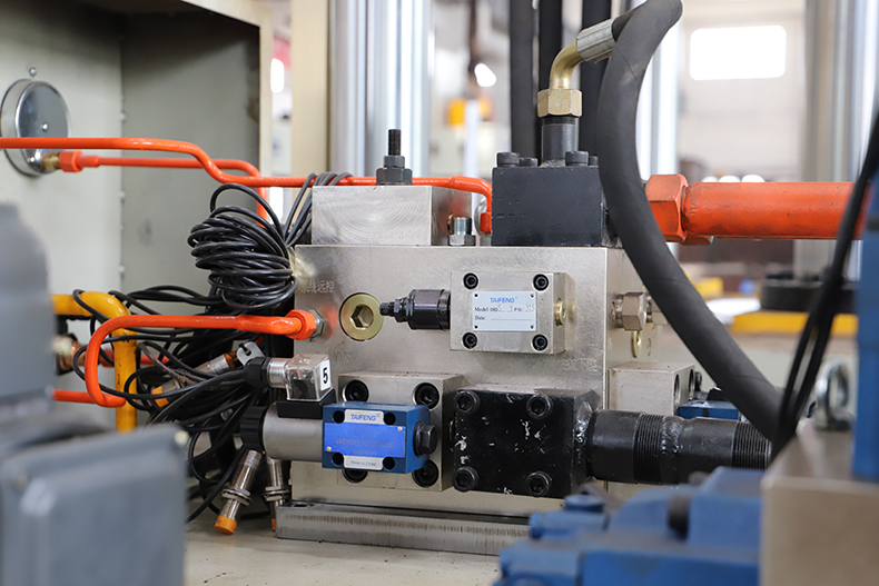 電動車擋風闆液壓機