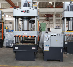 200噸四柱液(ye)壓機