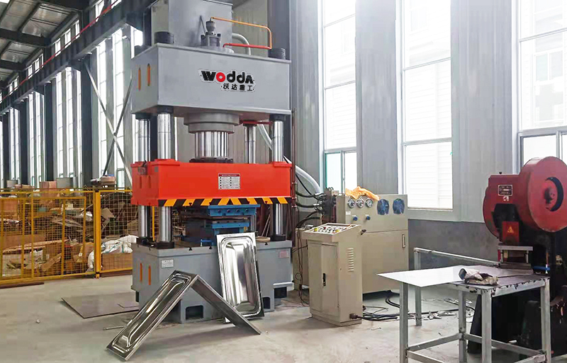 500噸不鏽鋼水(shuǐ)箱成型液壓(yā)機客戶現場(chang)視頻