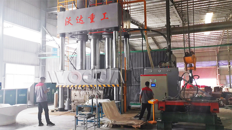 2000噸液(ye)壓機模壓SMC玻璃鋼(gang)風機