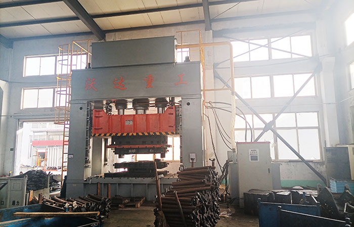 800噸(dūn)框架式貨車(che)大卡車配件(jian)沖壓成型液(ye)壓機