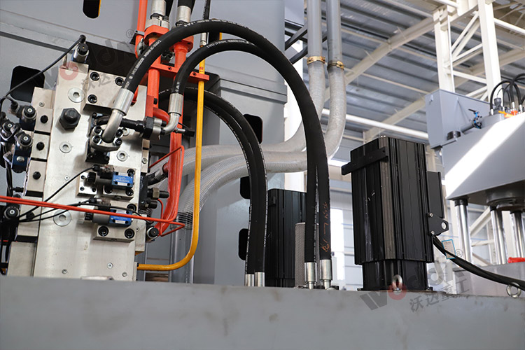 2000噸框架液壓機(插裝閥、伺服電機) 2000噸框架液壓機(插裝閥、伺服電機)