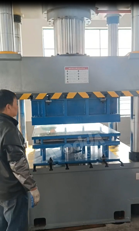 500噸四柱液壓機沖壓不鏽鋼水箱闆