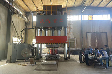 1500噸(dūn)複合材料(liao)液壓機模(mó)壓SMC工程車(chē)覆蓋件