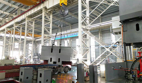 长(zhǎng)春昌兴传(chuán)感器制造(zào)有限责任(ren)公司2000噸框(kuang)架式液壓(ya)機裝車發(fā)貨