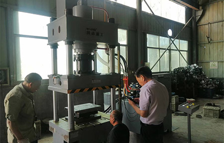 200噸不鏽(xiù)鋼離心風(fēng)機成型液(yè)壓機