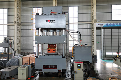 1500噸四柱(zhu)拉伸液壓(yā)機（液壓墊(niàn)）